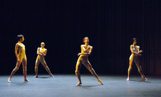 [Grupo Corpo performing "Onqot" in the production of "Lecuona and Onqotô" during BAM Next Wave Festival, 2005]